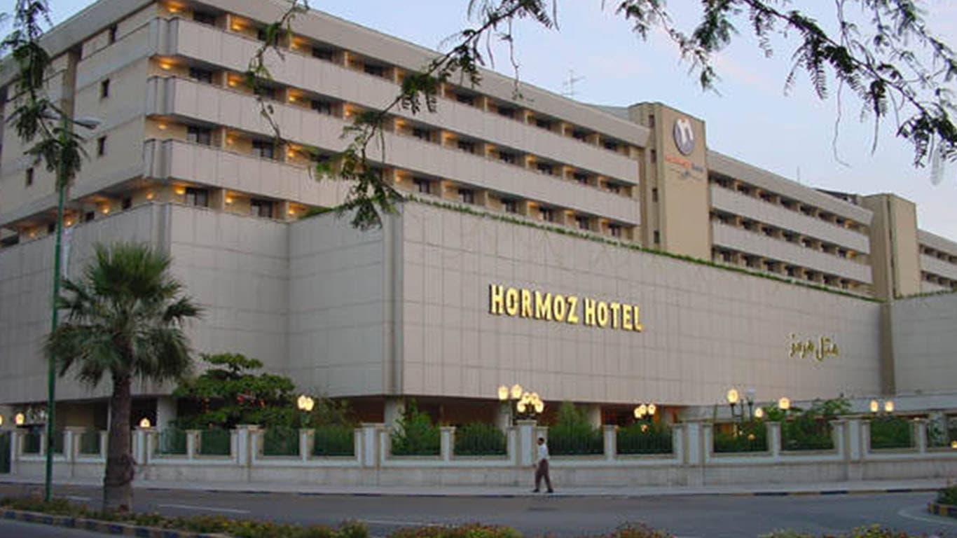 نمای ساختمان هفت‌طبقه هتل هرمز با تابلوی HORMOZ HOTEL