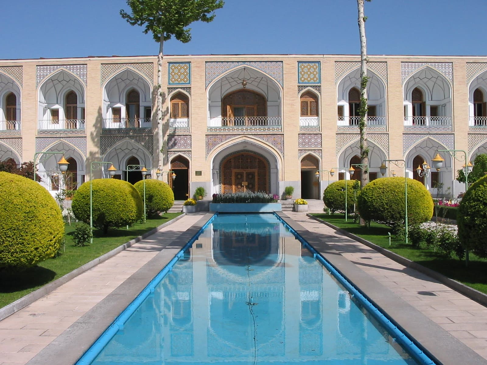 حیاط مرکزی هتل عباسی با حوض بلند و ایوانهای کاشیکاری کاروانسرا