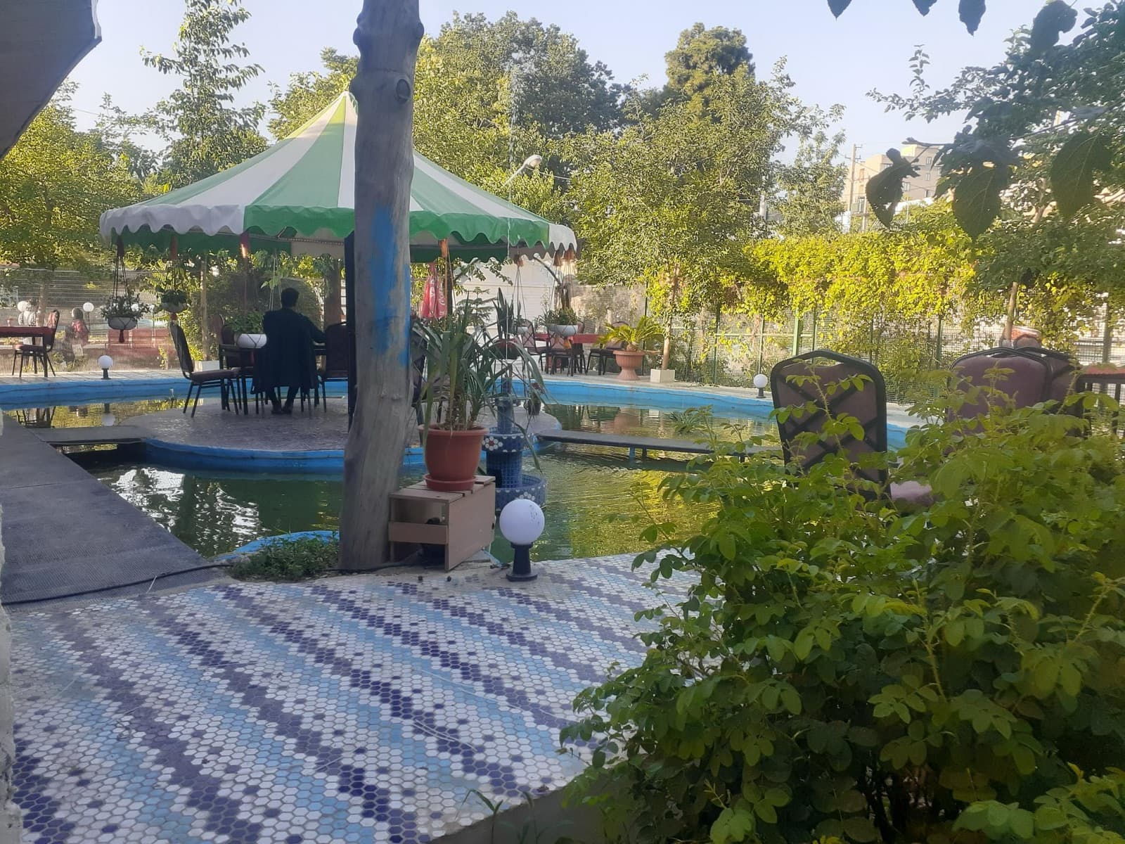 حوض و آلاچیق در فضای باز سرسبز باغ تالار دارایی