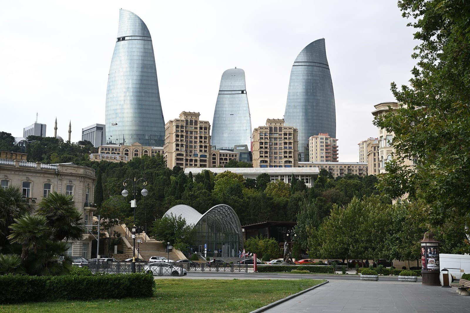 برجهای شعله باکو، محل هتل فیرمونت، از پارک پاییندست